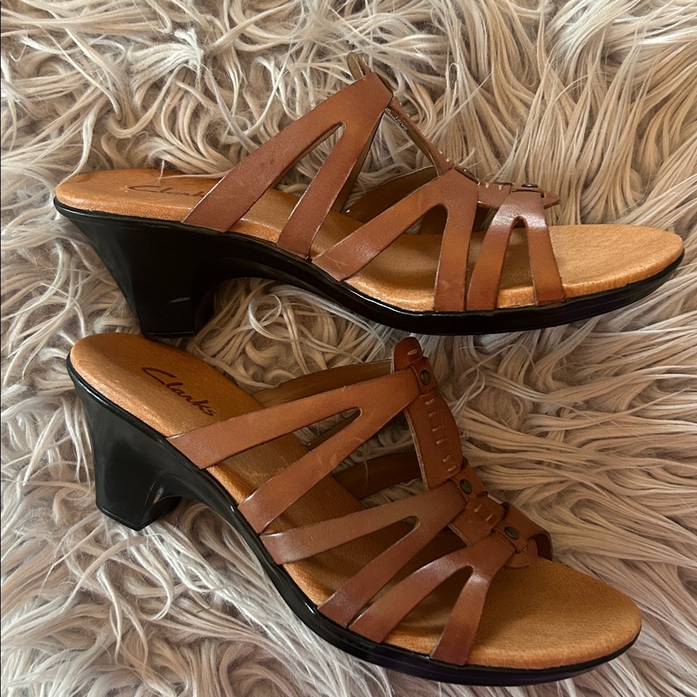 Clarks Strappy Slides - Picture 2 of 6